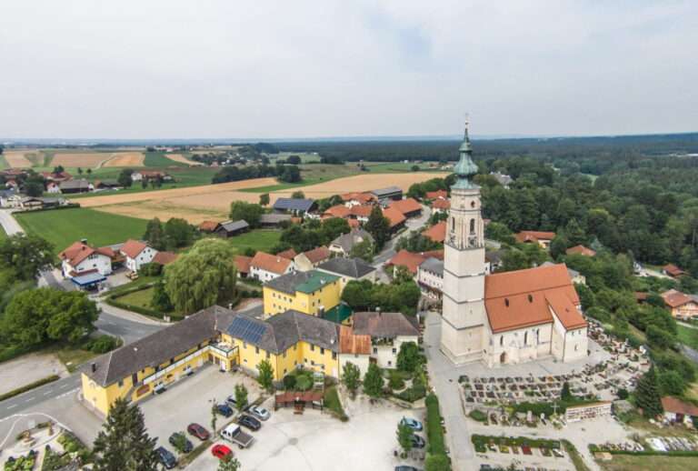Gebaudekomplex Stiftsgasthof mit Parkplatz und Pfarrkirche Hochburg
